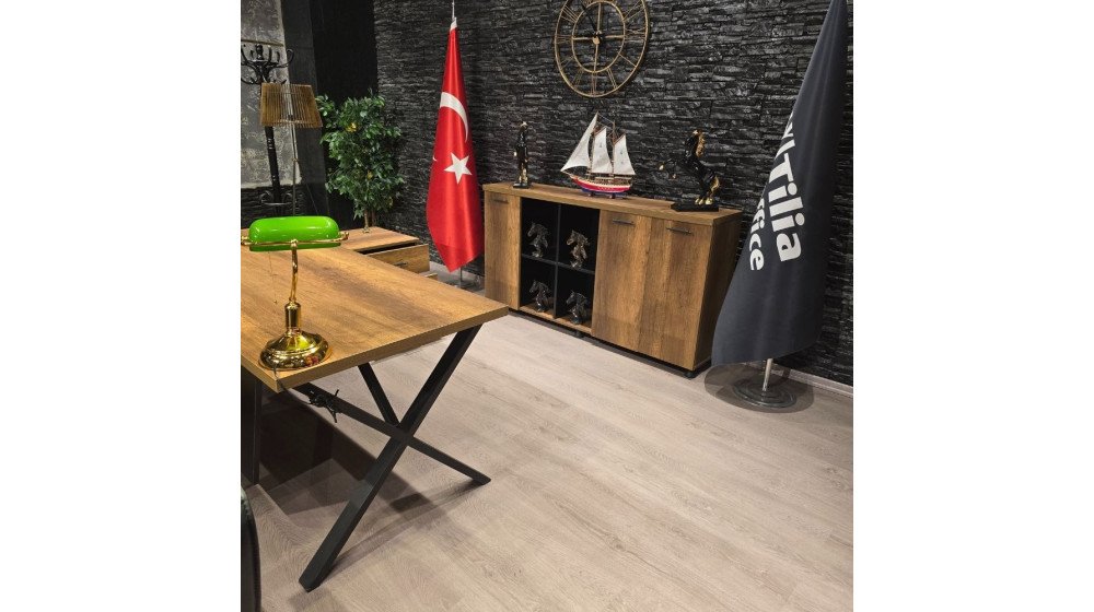 X ayaklı endüstriyel yönetici masa takımı, doğal ahşap dokulu yüzeyler ve mat siyah metal ayaklar ile modern ofis ortamında sergileniyor.